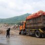 ILUSTRASI: Truk sampah masuk ke Area TPAS Sarimukti di KBB.