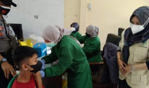Kepala UPTD Puskesmas Margajaya, Titim Adrianingsih (kanan) saat mengecek pelaksanaan vaksinasi, beberapa waktu lalu.