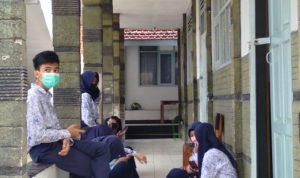 Siswa SMP Negeri 1 Rancaekek saat berdiskusi di koridor pada Kamis (16/9). (Yanuar Baswata/Jabar Ekspres)