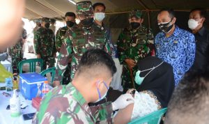 Pangdam III/Siliwangi Bawa 1.000 Dosis Vaksin Covid-19 ke Kampung Halamannya Pangdam III/Siliwangi Bawa 1.000 Dosis Vaksin Covid-19 ke Kampung Halamannya