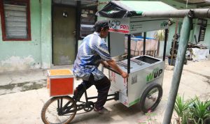 Seorang pedagang Purwanto (51) menerima gerobak dan langsung mencoba gerobak tersebut, Sabtu (18/9)(Intan Aida/Jabar Ekspres)