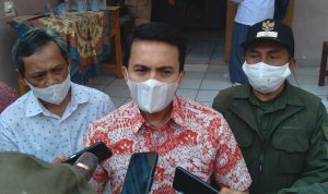 Kejar Herd Immunity, Wabup Bandung Imbau Masyarakat Tak Euforia Berlebihan Wakil Bupati Bandung, Sahrul Gunawan (tengah) bersama Kepala Desa Tenjolaya, Mamad (kanan) dan Ketua Yayasan Pendidikan Bina Muda (Teddy Ambari) pada Sabtu (18/9). (Yanuar Baswata/Jabar Ekspres)