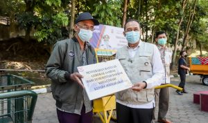 Memperingati World Cleanup Day, Pemkot Cimahi Serahkan Sejumlah Motor dan Gerobak Sampah Seorang warga menerima bantuan gerobak sampah dari Pemkot Cimahi, Sabtu (18/9)(Intan Aida/Jabar Ekspres)