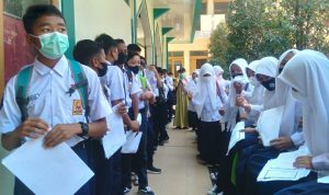 Para pelajar SMP Yayasan Bina Muda saat mengantre untuk divaksin. (Yanuar Baswata/Jabar Ekspres)