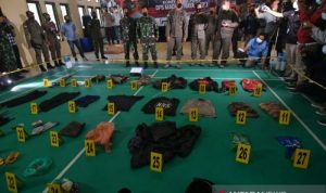 Polisi memperlihatkan sejumlah barang bukti hasil kontak tembak antara Satgas Madago Raya dengan kelompok teroris MIT Poso, di Mapolres Parigi Moutong, Kabupaten Parigi Moutong, Sulawesi Tengah, Minggu (19/9/2021). Kontak tembak yang terjadi pada Sabtu (18/9/2021) tersebut diduga menewaskan pimpinan kelompok teroris MIT Poso Ali Kalora serta salah satu anggotanya. ANTARA FOTO/Mohamad Hamzah/foc.