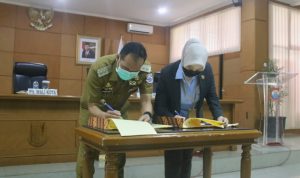 Plt. Wali Kota Cimahi Ngatiyana bersama Kepala Kejari Kota Cimahi Rosalina Sidabariba saat tandatangan MoU tentang Hukum Perdata dan Tata Usaha, Senin (20/9). (Intan Aida/Jabar Ekspres)