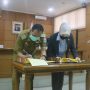 Plt. Wali Kota Cimahi Ngatiyana bersama Kepala Kejari Kota Cimahi Rosalina Sidabariba saat tandatangan MoU tentang Hukum Perdata dan Tata Usaha, Senin (20/9). (Intan Aida/Jabar Ekspres)