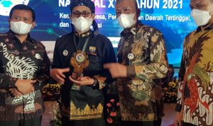 FOTO BERSAMA : M. Awaludin Sang Kreator Biodigester diapit Bupati Sumedang Doni Ahmda Munir (kiri) dan Kepala DPMDes Jabar Bambang Tirtoyuliono (kanan) berswaforo usai menerima penghargaan Juara I Nasional.