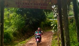 Puluhan Tahun Gelap, Sebentar Lagi Kampung Cigumentong Teraliri Listrik Gapura menuju Kampung Cigumentong, Desa Sindulang, Kecamatan Cimanggung, Kabupaten Sumedang, beberapa waktu lalu. (Yanuar Baswata/Jabar Ekspres)