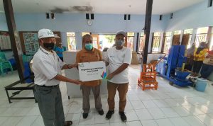 Tingkatkan Produktivitas, PLN Bantu Mesin Produksi UMKM Opak Ketan di Sumedang (Ki-ka) Kepala Desa Karedok - Intab Wikarya Putra, Pelaku Usaha UMKM Mekarsari - Oom Sumiati, dan perwakilan Tim TJSL PLN UIP JBT - Rino Yogfa Prayascitta, saat melakukan penyerahan bantuan mesin produksi untuk UMKM Opak Ketan Mekarsari di Kantor Desa Karedok, Kecamatan Jatigede, Kabupaten Sumedang.