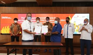 Penandatanganan Perjanjian Kerja Sama PON XX Papua Tahun 2021 antara Telkom dan Pengurus Besar PON XX Papua 2021 dilakukan oleh Senior Vice President Corporate Communication & Investor Relation Telkom Ahmad Reza (depan kiri) dan Ketua Harian PB PON XX Papua 2021 Yunus Wonda (depan kanan) serta disaksikan Menteri Komunikasi & Informatika Johnny G. Plate (belakang, ketiga dari kanan), Pelaksana Tugas (Plt) Sekretaris Daerah Provinsi Papua M. Ridwan Rumasukun (belakang, kedua dari kiri), Ketua Bidang II PB PON XX Papua 2021 Roy Letlora (belakang, kedua dari kanan), Direktur Utama Badan Aksesibilitas Telekomunikasi dan Informasi (BAKTI) Kementerian Komunikasi dan Informatika Anang Achmad Latif (belakang, paling kanan), Direktur Utama Telkom Ririek Adriansyah (belakang, ketiga dari kiri) dan Direktur Utama Telkomsel Hendri Mulya Syam (belakang, paling kiri) di Jayapura pada Kamis (23/9). Sebagai digital telco terdepan, PT Telkom Indonesia (Persero) Tbk berkomitmen untuk sukseskan perhelatan akbar Pekan Olahraga Nasional (PON) XX Papua 2021 yang akan berlangsung pada 2-15 Oktober 2021.