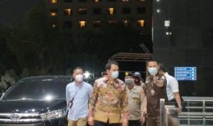 Wakil Ketua DPR RI Azis Syamsuddin akhirnya tiba di gedung Merah Putih Komisi Pemberantasan Korupsi (KPK), Jumat (24/9). (Muhammad Ridwan/ JawaPos.com)