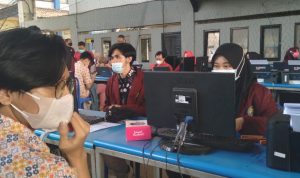 Pendidikan Al Masoem Siap Lakukan PTM, Begini Strategi Penerapannya Seorang siswa pendidikan Al Masoem saat melakulan pendataan vaksinasi pada Kamis (2/9). (Yanuar Baswata/Jabar Ekspres)