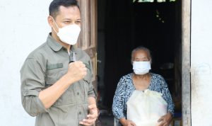 Kabid PPD Bayu Rahmana menyerahkan bantuan paket sembako kepada salah seorang warga di Desa Pawidean.