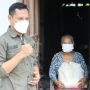 Kabid PPD Bayu Rahmana menyerahkan bantuan paket sembako kepada salah seorang warga di Desa Pawidean.