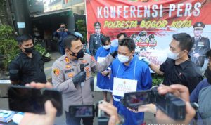 Kapolresta Bogor Kota Kombes Pol Susatyo Purnomo Condro saat ekspose penangkapan atas komplotan penipu berkedok wisatawan asing, di Kota Bogor