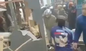 RUSUH: Situasi bentrokan Ormas PP dan BPPKB Banten di Desa Cikuya, Kecamatan Cicalengka, Kabupaten Bandung. (Istimewa)
