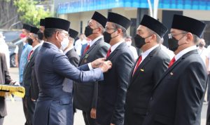 Menteri Komunikasi dan Informatika Republik Indonesia Johnny G. Plate menyematkan Tanda Kehormatan Satyalancana Wirakarya kepada Direktur Strategic Portfolio Telkom Budi Setyawan Wijaya, Senin (27/9). Tanda Kehormatan Satyalancana diberikan kepada insan pos dan telekomunikasi yang berjasa besar dalam pembangunan dan darmabakti kepada negara dan masyarakat.