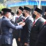 Menteri Komunikasi dan Informatika Republik Indonesia Johnny G. Plate menyematkan Tanda Kehormatan Satyalancana Wirakarya kepada Direktur Strategic Portfolio Telkom Budi Setyawan Wijaya, Senin (27/9). Tanda Kehormatan Satyalancana diberikan kepada insan pos dan telekomunikasi yang berjasa besar dalam pembangunan dan darmabakti kepada negara dan masyarakat.