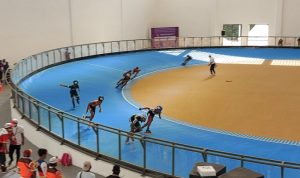 Suasana pertandingan sepatu roda relay 3.000 meter putra Pekan Olahraga Nasional (PON) XX Papua di Klemen Tinal Roller Sport, Kota Jayapura, Kamis (30/9/2021). ANTARA/Asep Firmansyah