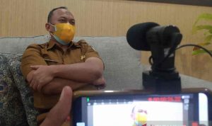 Juru Bicara Satgas Penanganan COVID-19 Kabupaten Indramayu Deden Bonni Koswara saat memberi keterangan di Indramayu, Jawa Barat, Rabu (1/9/2021). (ANTARA/Khaerul Izan)