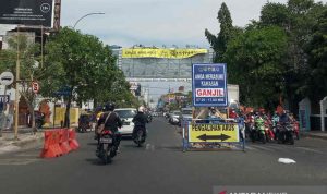 Pengendara sepeda motor saat melintas di jalan Siliwangi Kota Cirebon, Jawa Barat, Jumat (3/9/2021). (ANTARA/Khaerul Izan)