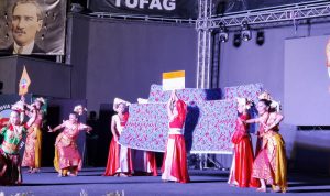Penampilan tim tari Indonesia dalam lomba "34th Tufag International Folkdance Competition" di Yalova, Turki, Sabtu (4/9/2021). (ANTARA/HO-KJRI Istanbul)