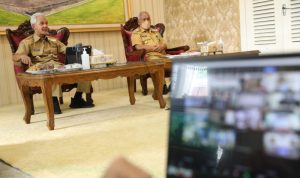 Gubernur Jawa Tengah Ganjar Pranowo memimpin Rapat Evaluasi Penanganan COVID-19 di rumah dinas Bupati Banjarnegara, Senin (6/9). (ANTARA)