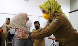 Wakil Wali Kota Cirebon Eti Herawati (kanan) memberikan penghargaan kepada tenaga kesehatan yang bekerja di fasilitas isolasi mandiri terpusat di Hotel Ono’s dan Hotel Langensari, Kota Cirebon, Jawa Barat, Selasa (7/9/2021). (ANTARA/HO-Humas Pemkot Cirebon)