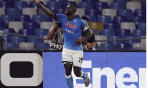 Bek Napoli Kalidou Koulibaly merayakan golnya ke gawang Juventus dalam lanjutan Liga Italia di Stadion Diego Armando Maradona, Napoli, Italia, Sabtu (11/9/2021) waktu setempat. (ANTARA/REUTERS/Ciro de Luca)