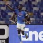 Bek Napoli Kalidou Koulibaly merayakan golnya ke gawang Juventus dalam lanjutan Liga Italia di Stadion Diego Armando Maradona, Napoli, Italia, Sabtu (11/9/2021) waktu setempat. (ANTARA/REUTERS/Ciro de Luca)