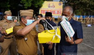 Bupati Garut Rudy Gunawan menyerahkan bantuan secara simbolis bagi anak-anak yaitu piatu tingkat SMP di Kabupaten Garut, Jawa Barat, Senin (13/9/2021). (ANTARA/Feri Purnama)