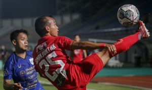 Pesepak bola Persija Jakarta Riko Simanjuntak (kanan) berebut bola dengan pesepak bola PSIS Semarang Fredyan Wahyu (kiri) pada lanjutan Liga 1 2021-2022 di Stadion Indomilk Arena, Tangerang, Banten, Minggu (12/9/2021). ANTARA FOTO/Fauzan/aww.