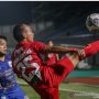 Pesepak bola Persija Jakarta Riko Simanjuntak (kanan) berebut bola dengan pesepak bola PSIS Semarang Fredyan Wahyu (kiri) pada lanjutan Liga 1 2021-2022 di Stadion Indomilk Arena, Tangerang, Banten, Minggu (12/9/2021). ANTARA FOTO/Fauzan/aww.