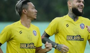 Pemain Arema FC Diego Michiels (kanan) saat menjalani latihan perdana bersama tim berjuluk Singo Edan. (ANTARA/HO-Arema FC)