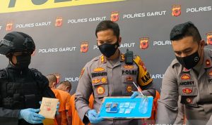 Sering Pakai Sabu, Sopir Bus di Garut Kena Ciduk Tim Sancang Kepala Kepolisian Resor Garut AKBP Wirdhanto Hadicaksono menunjukkan barang bukti dan tersangka kasus narkoba saat jumpa pers, di MaPolres Garut, Rabu (1592021). ANTARAFeri Purnama