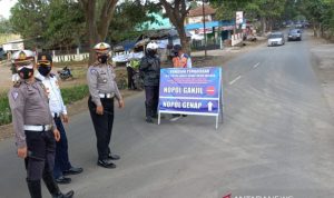 Polres Garut Berlakukan Aturan Ganjil Genap di Jalur Wisata Petugas Satuan Lalu Lintas Polres Garut bersiaga saat pemberlakukan ganjil genap di jalur wisata Kabupaten Garut, Jawa Bara