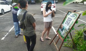 Pengunjung memindai barcode aplikasi PeduliLindungi di The Lodge Maribaya, Lembang, Kabupaten Bandung Barat. (ANTARA/Bagus Ahmad Rizaldi)