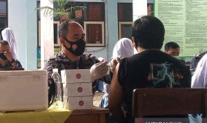 Anggota TNI AL saat menyuntikkan vaksin COVID-19 kepada seorang warga di Kota Cirebon, Jawa Barat, Rabu (22/9/2021). ANTARA/Khaerul Izan