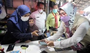 Petugas saat memberikan sosialisasi terkait pembayaran retribusi pasar secara nontunai di Cirebon, Jawa Barat, Rabu (22/9/2021). (ANTARA/HO Humas Pemkab Cirebon)