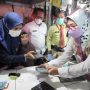 Petugas saat memberikan sosialisasi terkait pembayaran retribusi pasar secara nontunai di Cirebon, Jawa Barat, Rabu (22/9/2021). (ANTARA/HO Humas Pemkab Cirebon)