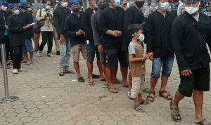 Warga Badui mengantre untuk pendaftaran vaksinasi COVID-19 yang digelar Alumni Akpol Angkatan 1999 Batalyon Endra Dharmalaksana bertempat di Terminal Ciboleger Kabupaten Lebak.
