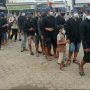 Warga Badui mengantre untuk pendaftaran vaksinasi COVID-19 yang digelar Alumni Akpol Angkatan 1999 Batalyon Endra Dharmalaksana bertempat di Terminal Ciboleger Kabupaten Lebak.