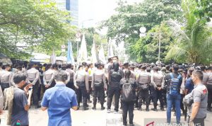 polisi jaga keamanan unjuk rasa bem si kpk