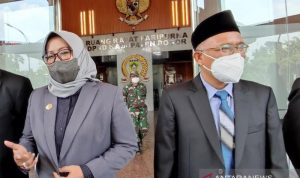Bupati Bogor Ade Yasin bersama Wakil Ketua DPRD Kabupaten Bogor, Muhammad Romli usai rapat paripurna di Gedung DPRD, Cibinong, Kabupaten Bogor, Jawa Barat, Senin (27/9/2021). (ANTARA/M Fikri Setiawan)