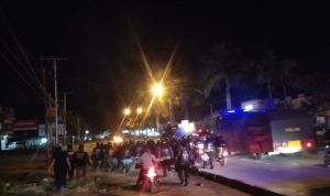 Polisi memukul mundur demonstran peringatan tewasnya Randi-Yusuf, di Kendari, Sulawesi Tenggara, Senin malam (27/8/2021). ANTARA/Harianto