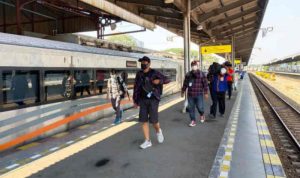 Super Ngebut, Kecepatan Kereta yang Lintasi Cirebon Capai 120 Km per jam Para penumpang saat turun dari kereta di Stasiun Cirebon, Jawa Barat, Kamis (26/8/2021). (ANTARA/Ho Humas KAI Cirebon)