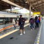 Para penumpang saat turun dari kereta di Stasiun Cirebon, Jawa Barat, Kamis (26/8/2021). (ANTARA/Ho Humas KAI Cirebon)