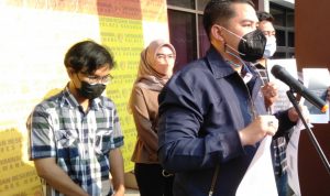 Kasatreskrim Polres Karawang AKP Oliestha Ageng Wicaksana sedang memberikan keterangan pers. (ANTARA/Ali Khumaini)