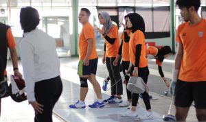 Tidak Ada Kadeudeuh, KONI Bandung Khawatir Para Atlet PON Pindah Daerah Sejumlah atlet cabang olahraga Anggar menyiapkan perlengkapan latihan saat pemusatan latihan di Gedung KONI Jawa Barat, Kota Bandung. (ANTARA/Bagus Ahmad Rizaldi)